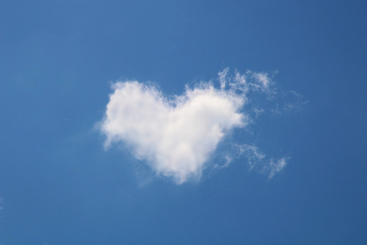 Image of a cloud that is shaped lika a heart